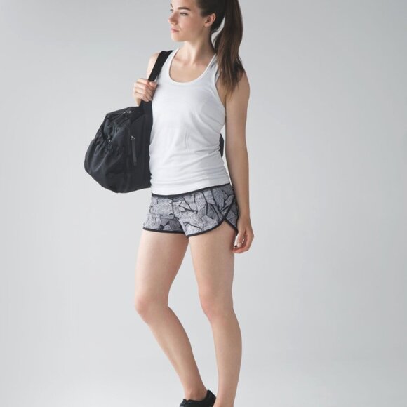 Lululemon Speed Short W7A19S (Dottie Tribe White Black / Black) - Size 8 - Picture 2 of 7